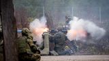 Bundeswehrsoldaten auf einer Übung in Norwegen. Blitz und Rauch sind gut zu erkennen.