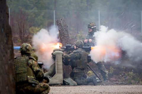 Bundeswehrsoldaten auf einer Übung in Norwegen. Blitz und Rauch sind gut zu erkennen.