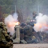 Bundeswehrsoldaten auf einer Übung in Norwegen. Blitz und Rauch sind gut zu erkennen.