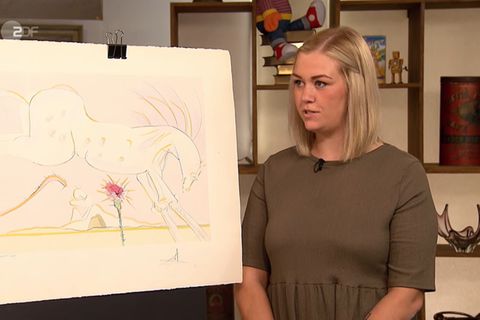 Rebecca Hansen steht im Studio von Bares für Rares