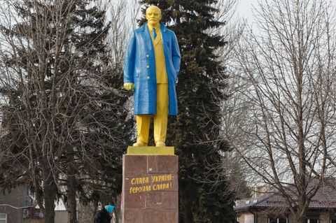 Eine Statue Lenins in den ukrainischen Farben angemalt