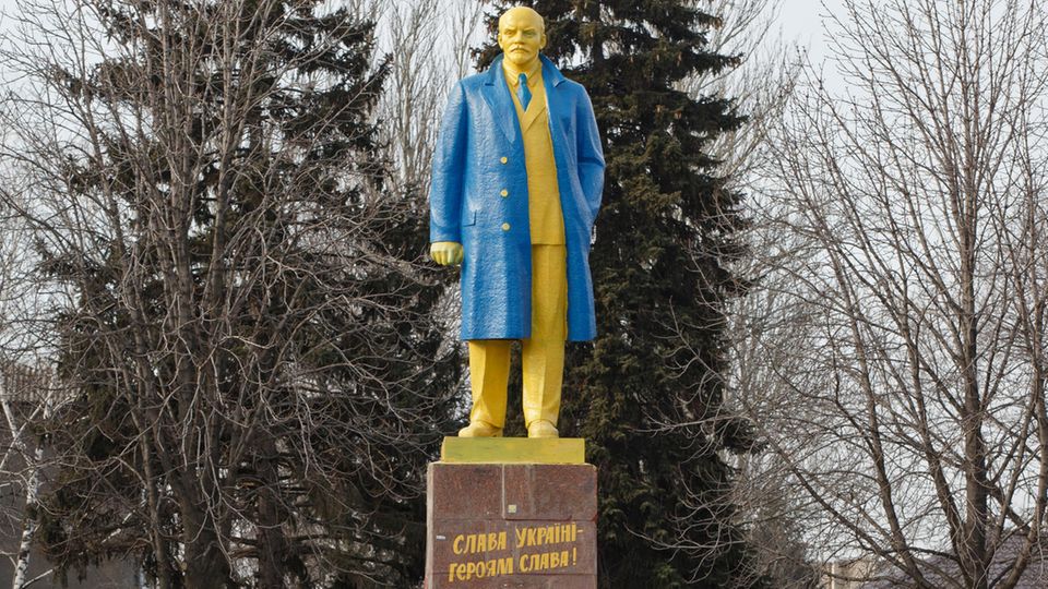 Eine Statue Lenins in den ukrainischen Farben angemalt
