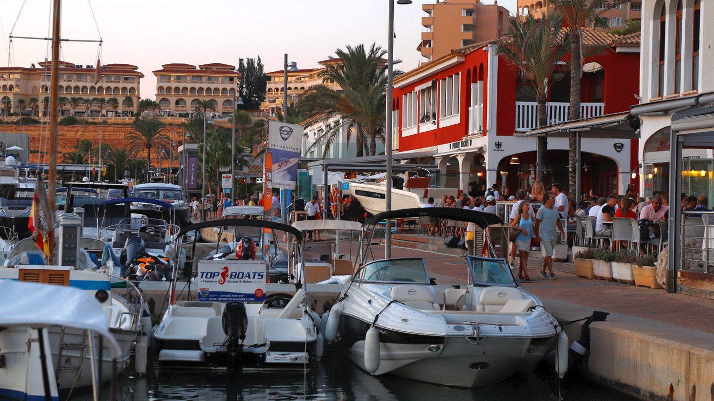 Vor Mallorca : Im mallorquinischen Port Adriano liegen neben vielen kleinen Schiffen auch die Superjachten der Schönen und Reichen