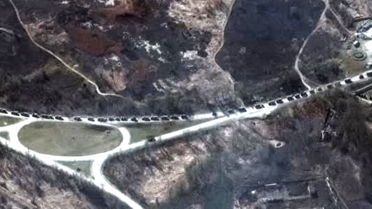 Ukraine War: Satellite images show 40-mile military convoy