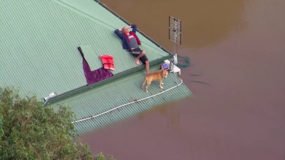 Australien: Dramatisches Hochwasser: Menschen müssen auf Hausdächern übernachten Australien: Dramatisches Hochwasser: Menschen müssen auf Hausdächern übernachten