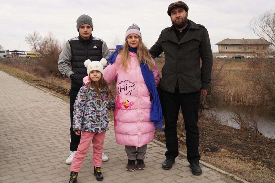 Segeev family pose for a portrait after having crossed the corder to Romania, in Isaccea, on February 26, 2022. Photo: Andreea Campeanu Familie Sergejew