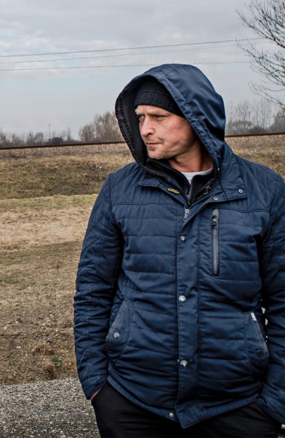 Vladimir and Pavel have been waiting at the Medyka crossing point for the last 36 hours for the arrival of their wives and daughters fleeing from Kiev. They both are neighbors in Ukraine and flat mates in Germany where they live and work since the last ... Der Ukrainer Pawel