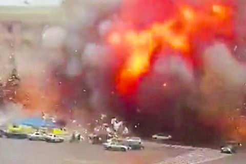 Ukraine: Massive Detonation im Zentrum von Charkiw – Videos zeigen Raketen-Einschlag und Zerstörung danach