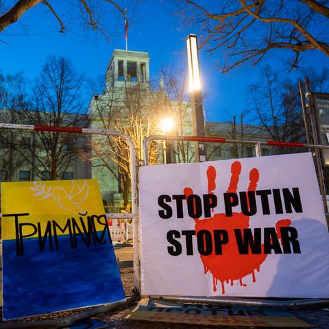Vor der Russischen Botschaft in Berlin stehen Plakate