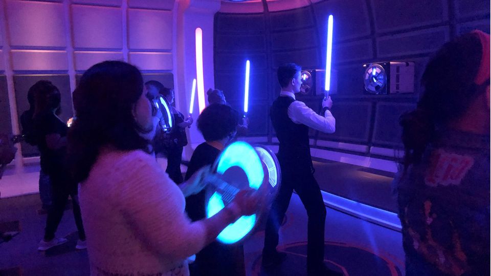 Star Wars Galactic Starcruiser Lichtschwert-Training Die Gäste vom Star-Wars-Hotel Galactic Starcruiser erhalten ein Lichtschwert-Training