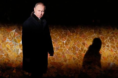 Putin vor einer schwarzen Wand