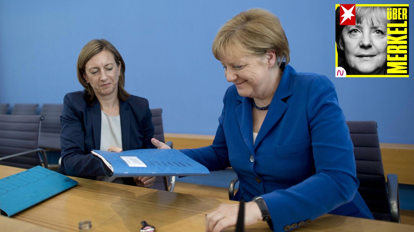 Die stellvertretende Regierungssprecherin Ulrike Demmer und Bundeskanzlerin Angela Merkel