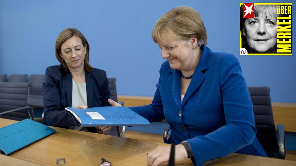 Die stellvertretende Regierungssprecherin Ulrike Demmer und Bundeskanzlerin Angela Merkel