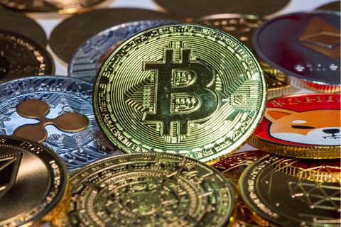 Verschiedene Münzen als Symbol für Kryptowährungen