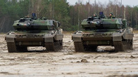 Zwei Leopard-Kampfpanzer der Bundeswehr auf dem Truppenübungsplatz im niedersächsischen Munster