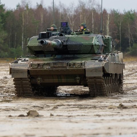 Zwei Leopard-Kampfpanzer der Bundeswehr auf dem Truppenübungsplatz im niedersächsischen Munster