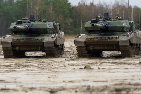 Zwei Leopard-Kampfpanzer der Bundeswehr auf dem Truppenübungsplatz im niedersächsischen Munster