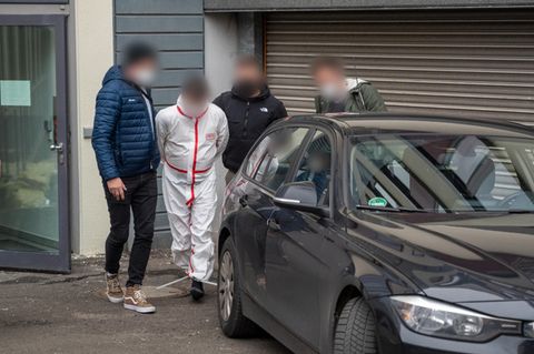 Polizisten bringen einen der Tatverdächtigen im Polizistenmord bei Kusel aus dem Landgericht