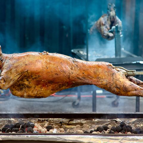 Ein Lamm auf dem Grill