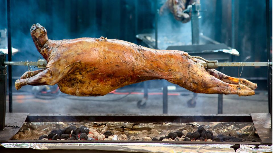 Ein Lamm auf dem Grill