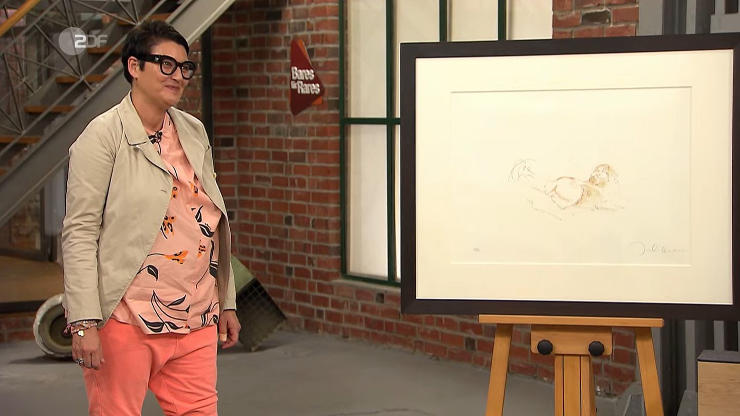 Petra Schindler steht im Studio von Bares für Rares neben der Lithografie