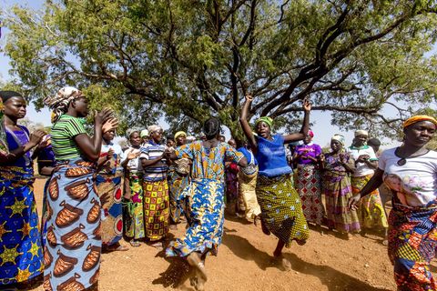 Frauen in Afrika tanzen