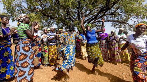 Frauen in Afrika tanzen