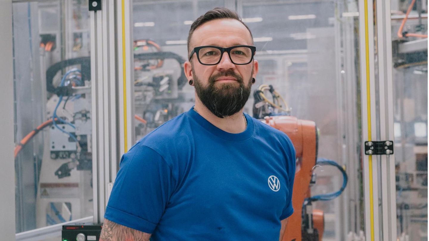 Elektroautos: Sebastian Schrader hat in Salzgitter Kurbelwellen montiert, nun hat er sich umschulen lassen. "Man muss mit der Zukunft mitgehen", sagt er