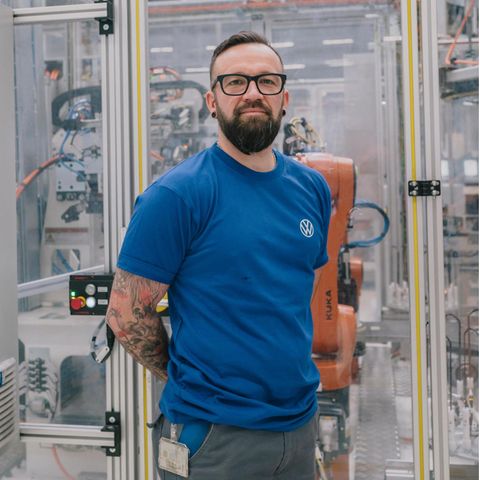 Elektroautos: Sebastian Schrader hat in Salzgitter Kurbelwellen montiert, nun hat er sich umschulen lassen. "Man muss mit der Zukunft mitgehen", sagt er
