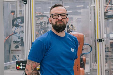 Elektroautos: Sebastian Schrader hat in Salzgitter Kurbelwellen montiert, nun hat er sich umschulen lassen. "Man muss mit der Zukunft mitgehen", sagt er