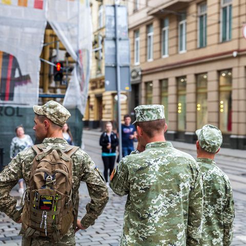 Ukrainische Soldaten in der Innenstadt von Lviv / Lemberg