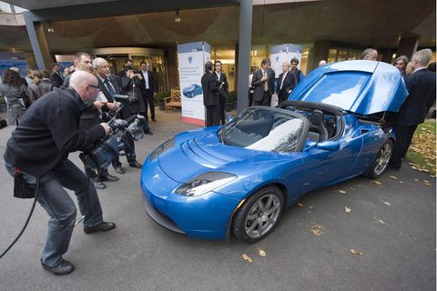 Ein Tesla-Modell wird 2008 bei einer Präsentation fotografiert