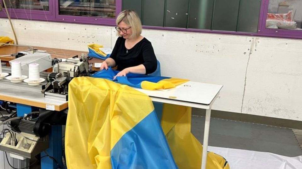 Flaggennähung einer Ukrainischen Flagge. Die Nachfrage nach Ukraine-Flaggen ist extrem gestiegen