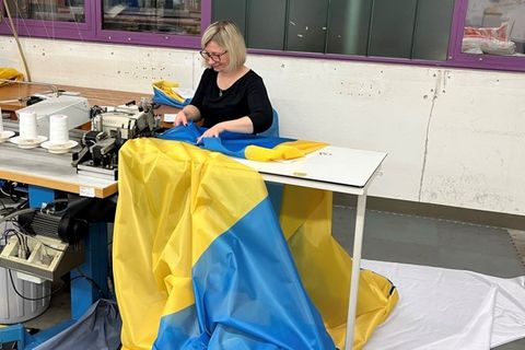 Flaggennähung einer Ukrainischen Flagge. Die Nachfrage nach Ukraine-Flaggen ist extrem gestiegen