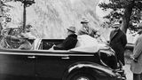Präsident Franklin Roosevelt in seinem Auto im Yellowstone Park während seiner Tour durch den Westen im Jahr 1937 