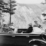 Präsident Franklin Roosevelt in seinem Auto im Yellowstone Park während seiner Tour durch den Westen im Jahr 1937 