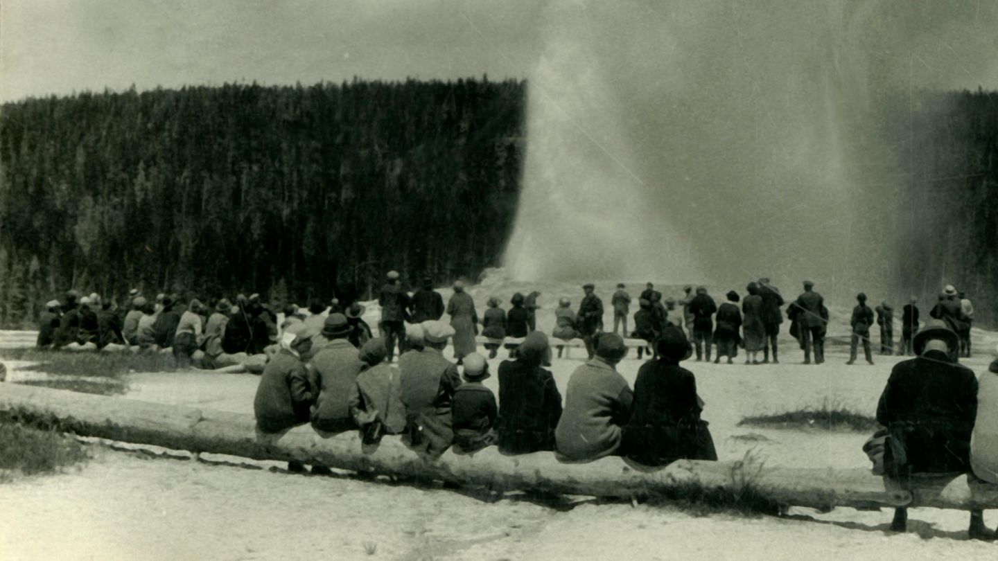 Der "Old Faithful" ist einer der bekanntesten Geysire der Welt und eine Besucherattraktion im Yellowstone Nationalpark