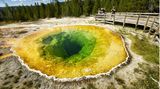 Prächtiges Farbenspiel: Die heiße Quelle Morning Glory Pool gehört zu den beliebtesten Sehenswürdigkeiten des Yellowstone Nationalparks   