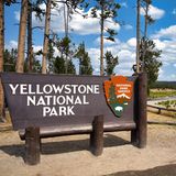 Am Eingang steht ein Holztor mit der Aufschrift Yellowstone National Park