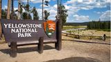 Am Eingang steht ein Holztor mit der Aufschrift Yellowstone National Park