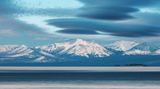 Der Yellowstone Lake im Yellowstone Nationalpark ist der größte Bergsee in Nordamerika. Er liegt auf 2134 Metern Höhe und umfasst eine Fläche von 342 Quadratkilometern. 