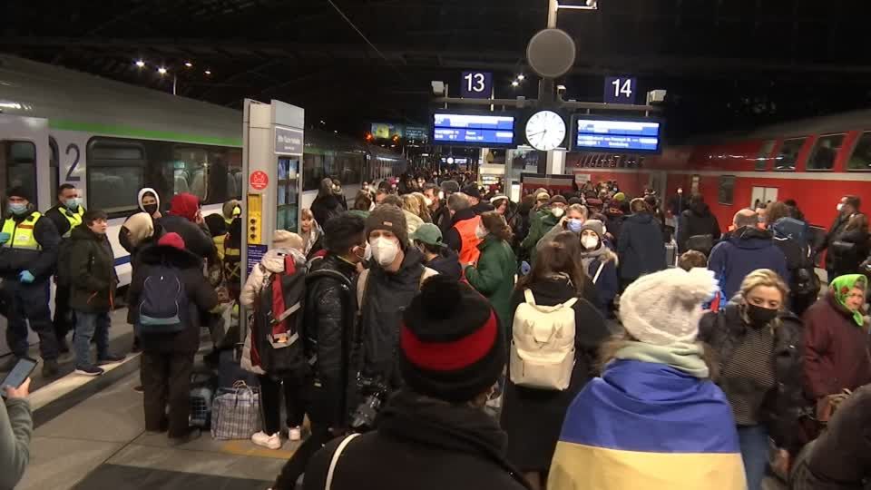 Video: Ankunft in Berlin: Hunderte Menschen aus der Ukraine erreichen Hauptbahnhof Video: Ankunft in Berlin: Hunderte Menschen aus der Ukraine erreichen Hauptbahnhof