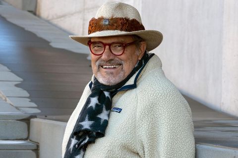 Porträt von Oliviero Toscani. Er hat es selbst gemacht. Das Credit muss also Toscani lauten. Er steht auf der Treppe eines von ihm wiederhergerichteten Hauses auf seinem Landgut in der Toskana.