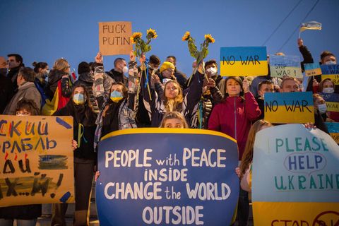 Auf der ganzen Welt finden Demonstrationen gegen Russlands Einmarsch in die Ukraine statt, so auch hier in Griechenland