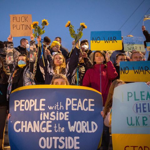 Auf der ganzen Welt finden Demonstrationen gegen Russlands Einmarsch in die Ukraine statt, so auch hier in Griechenland