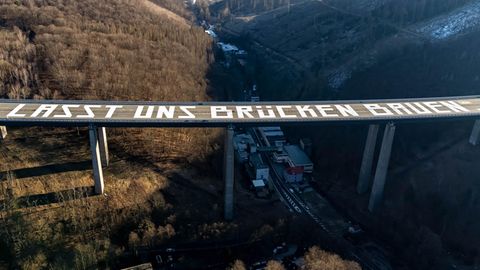 Große Friedensbotschaft auf der gesperrten Rahmedetal-Autobahnbrücke