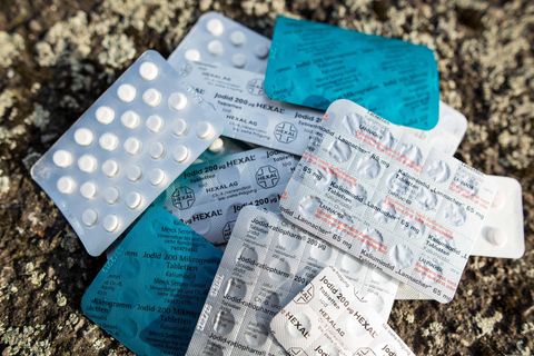 Jod-Tabletten liegen auf einem Stein.