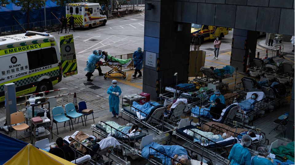 Krankenhaus-Patienten müssen in Hongkong draußen warten