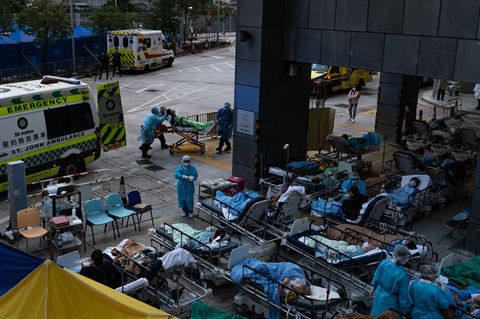 Krankenhaus-Patienten müssen in Hongkong draußen warten