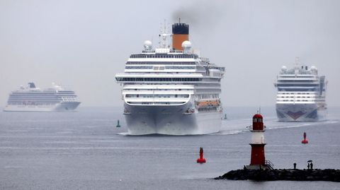 Auf der Ostsee vor Warnemünde nehmen die Kreuzfahrtschiffe "Viking Sea", "Costa Favolosa" und "Aidamar" Kurs auf die Einfahrt zum Seekanal.